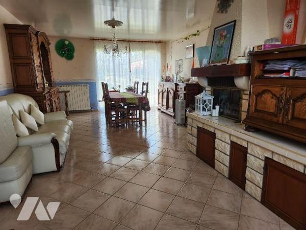 À vendre à Jessains, idéalement située à 8 km du lac de Dienville, 20 minutes de la Forêt d'Ori...