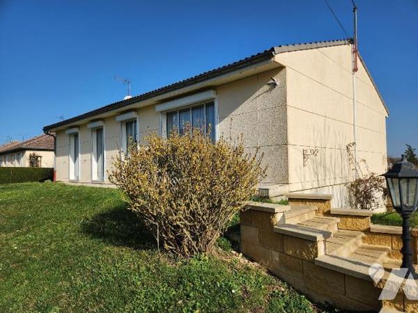 À vendre à Jessains, idéalement située à 8 km du lac de Dienville, 20 minutes de la Forêt d'Ori...