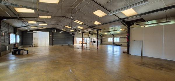 Entrepôt et bureaux à vendre à Cherré-Au dans la Sarthe (72400), ref : 474