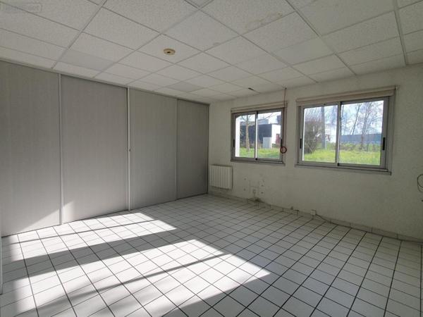 Entrepôt et bureaux à vendre à Cherré-Au dans la Sarthe (72400), ref : 474