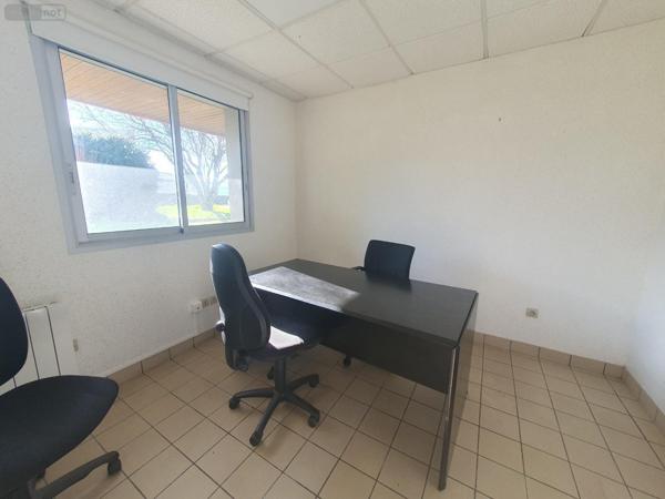 Entrepôt et bureaux à vendre à Cherré-Au dans la Sarthe (72400), ref : 474