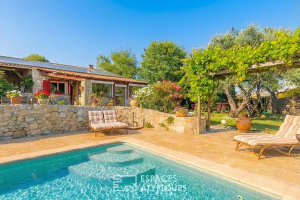 Charme de la pierre et confort de plain-pied avec piscine