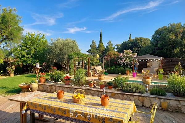 Charme de la pierre et confort de plain-pied avec piscine