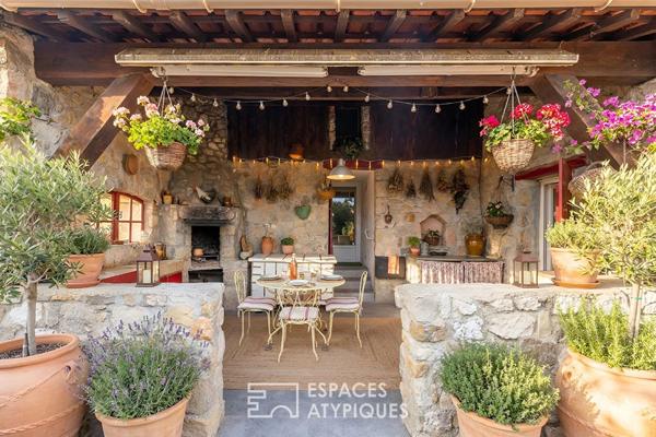 Charme de la pierre et confort de plain-pied avec piscine