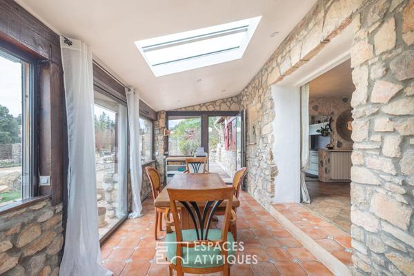 Charme de la pierre et confort de plain-pied avec piscine