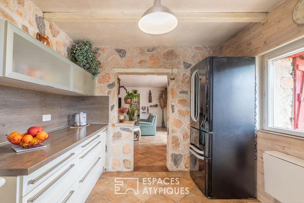 Charme de la pierre et confort de plain-pied avec piscine