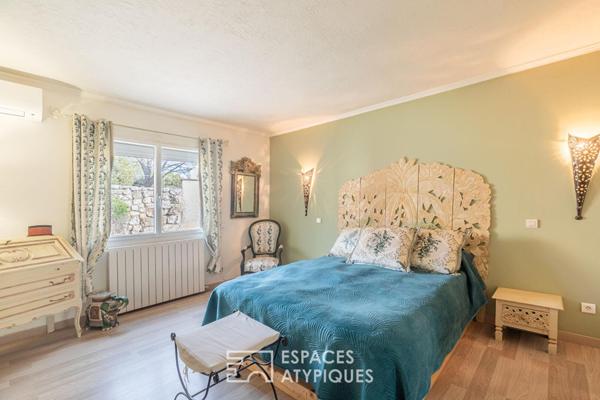 Charme de la pierre et confort de plain-pied avec piscine