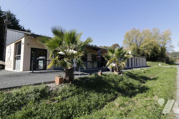 A VENDRE - SARLAT LA CANEDA - Bâtiment de 330 m² sur parcelle de 3233 m²