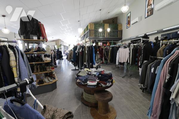 A VENDRE - SARLAT LA CANEDA - Bâtiment de 330 m² sur parcelle de 3233 m²