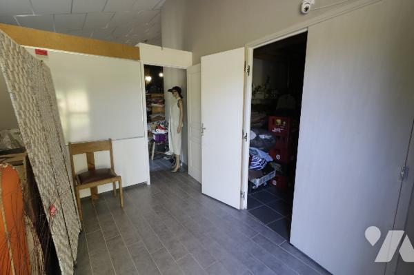 A VENDRE - SARLAT LA CANEDA - Bâtiment de 330 m² sur parcelle de 3233 m²