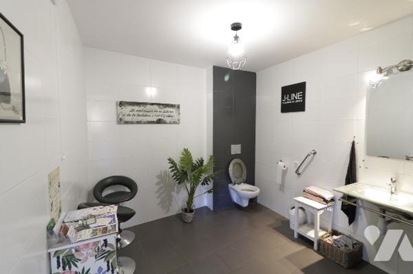 A VENDRE - SARLAT LA CANEDA - Bâtiment de 330 m² sur parcelle de 3233 m²