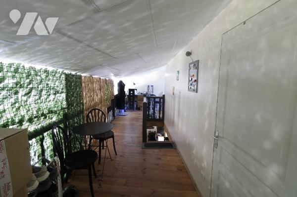 A VENDRE - SARLAT LA CANEDA - Bâtiment de 330 m² sur parcelle de 3233 m²