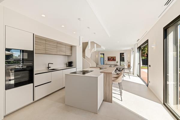 MAGNIFIQUE VILLA CONTEMPORAINE A BIOT