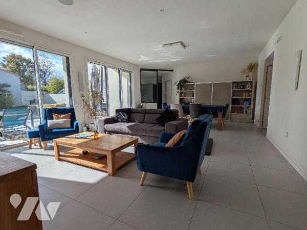 LES HERBIERS - Parfaitement situé à proximité des écoles, commerces et services, découvrez ce s...