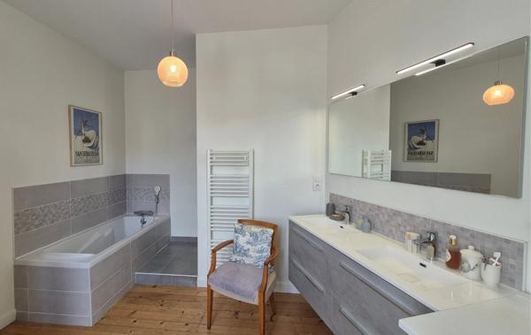 Maison de ville lumineuse avec garage - 110 m2- LAVAL- RIVE DROITE (53)