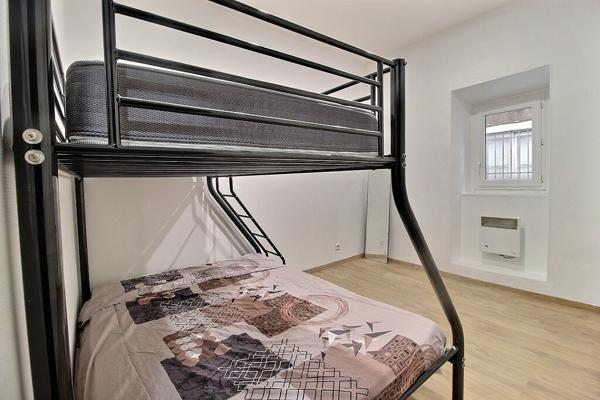 MARSEILLE 1 - SECTEUR SAINT-CHARLES - APPARTEMENT 3 PIECES - 1 COUR / TERRASSE - 2 CHAMBRES - DEBARRAS