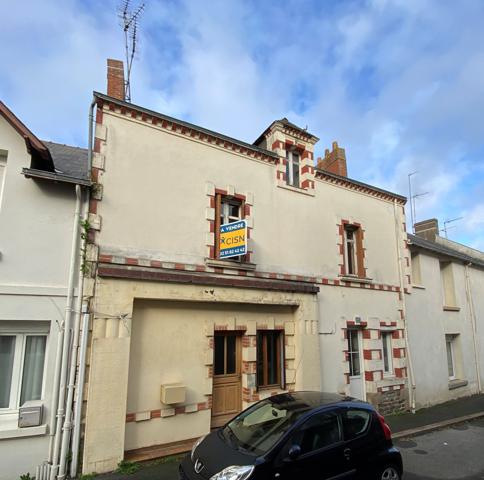 COUERON Bourg - immeuble de 2 logements avec cours, dépendan