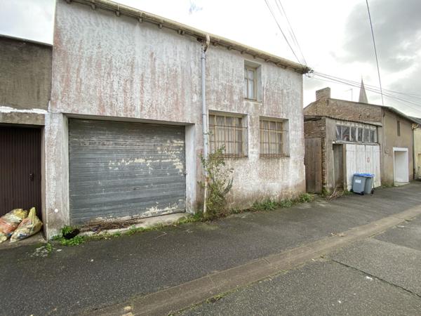 COUERON Bourg - immeuble de 2 logements avec cours, dépendan