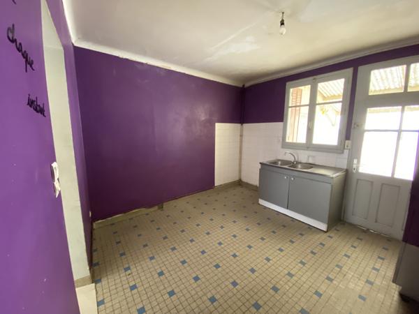 COUERON Bourg - immeuble de 2 logements avec cours, dépendan