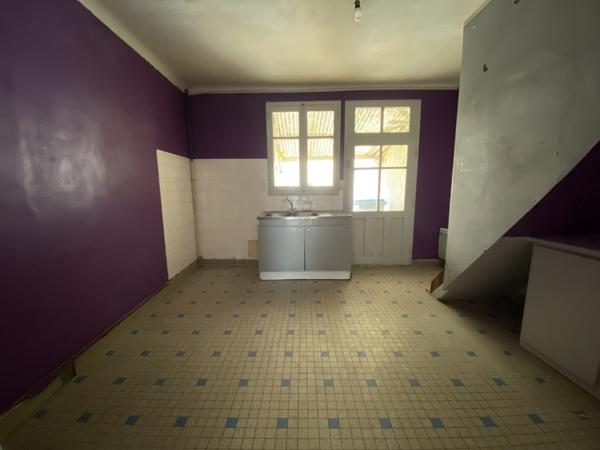 COUERON Bourg - immeuble de 2 logements avec cours, dépendan