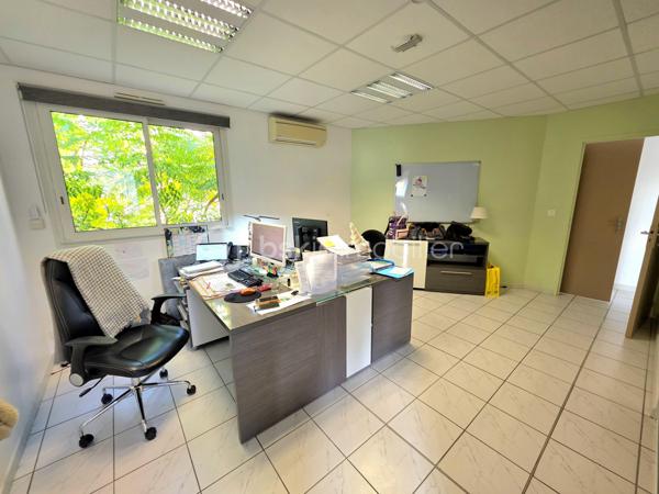 Bureau de 261 m²