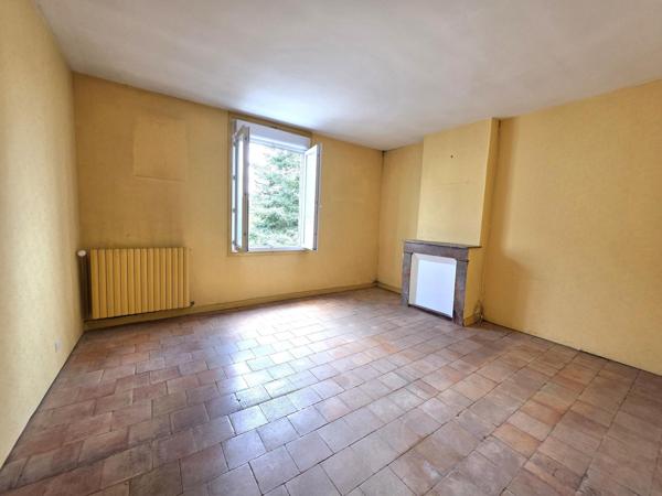 Belle maison de bourg, son terrain et ses dépendances !