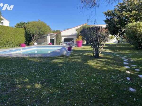 Maison vue mer sur 1200 m² de terrain clos avec garage double et piscine.