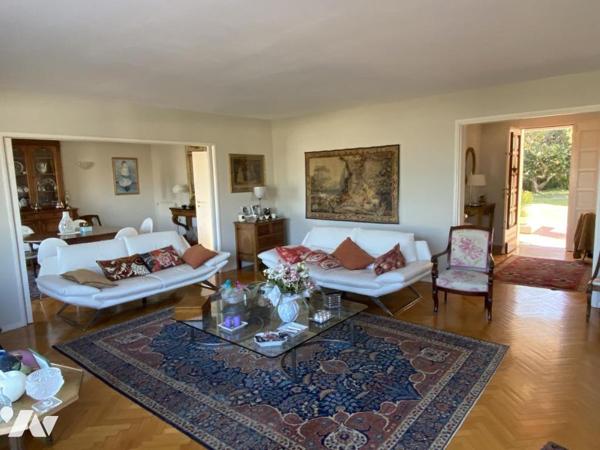 Maison vue mer sur 1200 m² de terrain clos avec garage double et piscine.