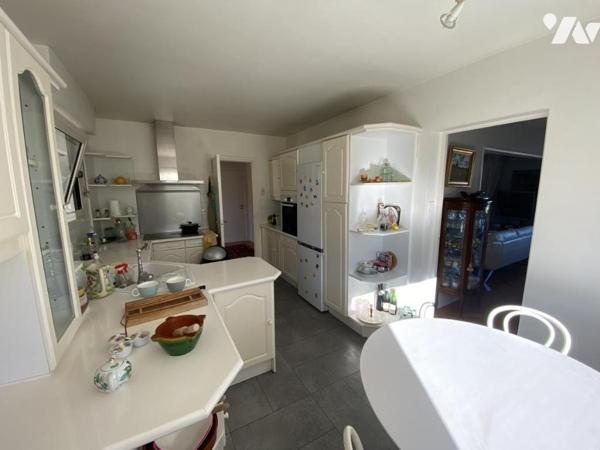 Maison vue mer sur 1200 m² de terrain clos avec garage double et piscine.