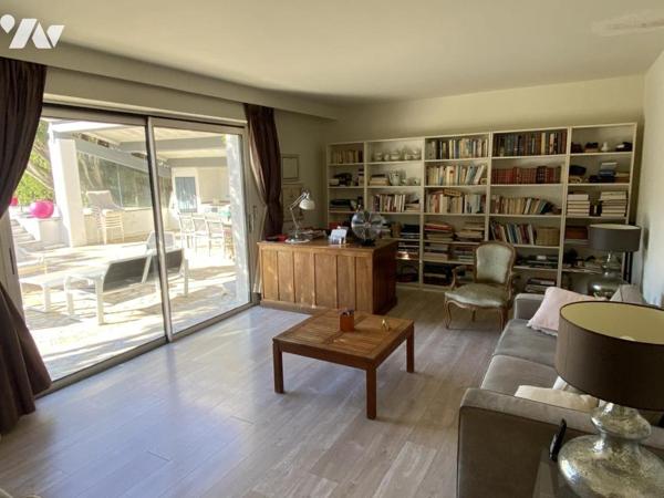 Maison vue mer sur 1200 m² de terrain clos avec garage double et piscine.