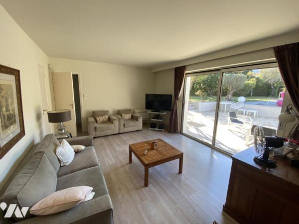 Maison vue mer sur 1200 m² de terrain clos avec garage double et piscine.