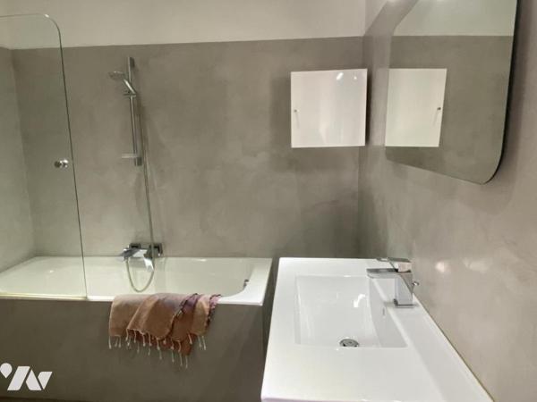 Maison vue mer sur 1200 m² de terrain clos avec garage double et piscine.