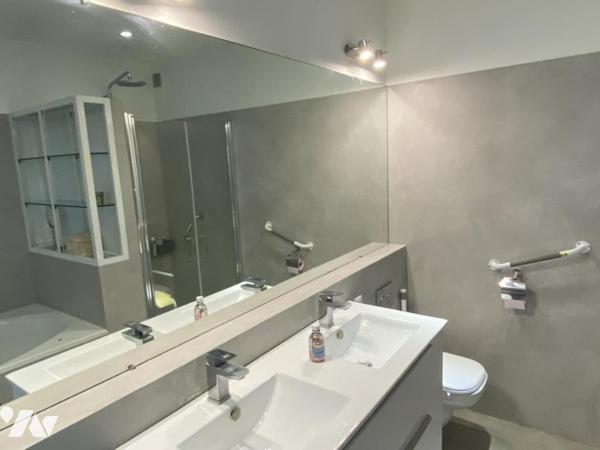 Maison vue mer sur 1200 m² de terrain clos avec garage double et piscine.