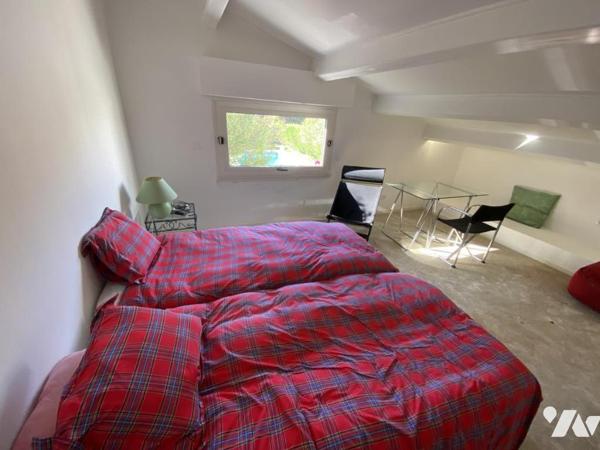 Maison vue mer sur 1200 m² de terrain clos avec garage double et piscine.