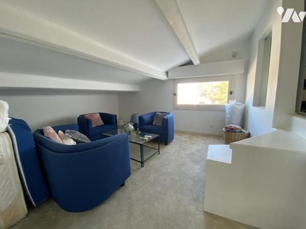 Maison vue mer sur 1200 m² de terrain clos avec garage double et piscine.