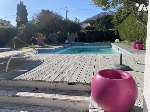 Maison vue mer sur 1200 m² de terrain clos avec garage double et piscine.