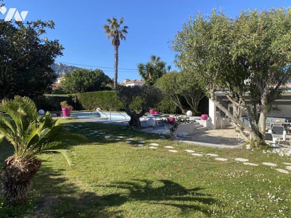 Maison vue mer sur 1200 m² de terrain clos avec garage double et piscine.