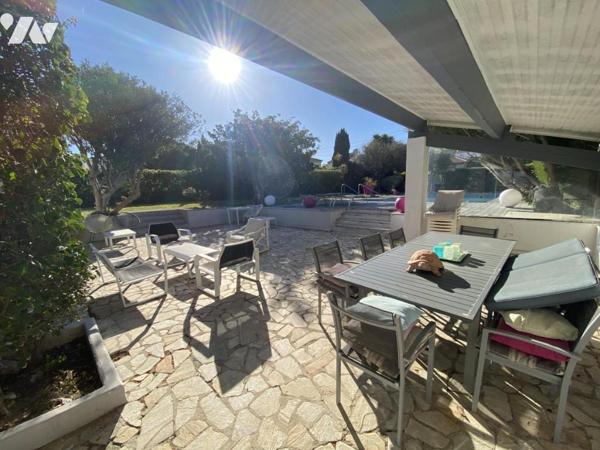 Maison vue mer sur 1200 m² de terrain clos avec garage double et piscine.