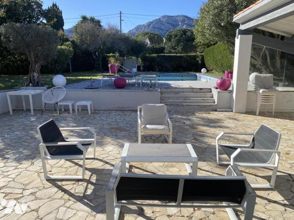 Maison vue mer sur 1200 m² de terrain clos avec garage double et piscine.