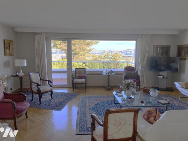 Maison vue mer sur 1200 m² de terrain clos avec garage double et piscine.