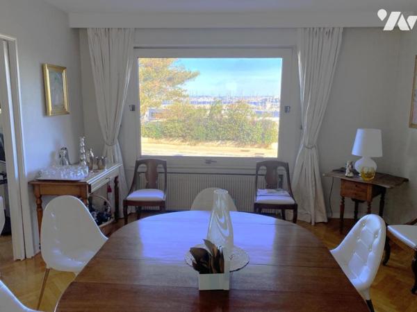 Maison vue mer sur 1200 m² de terrain clos avec garage double et piscine.