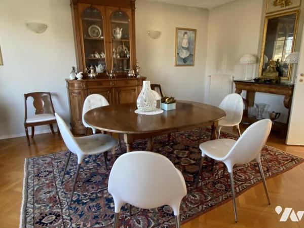 Maison vue mer sur 1200 m² de terrain clos avec garage double et piscine.