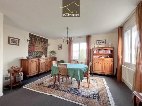 Pavillon idéalement situé dans BRESSUIRE avec studio.