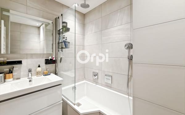 Appartement à vendre    4 pièces • 71,69 m2 Marseille 8