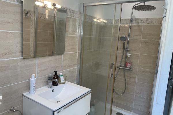 Maison traditionelle à la campagne et à pied du village