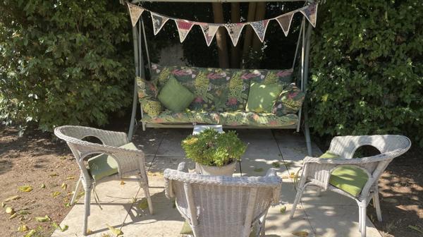 Maison traditionelle à la campagne et à pied du village