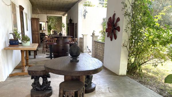 Maison traditionelle à la campagne et à pied du village