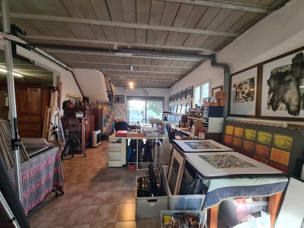 Maison traditionelle à la campagne et à pied du village