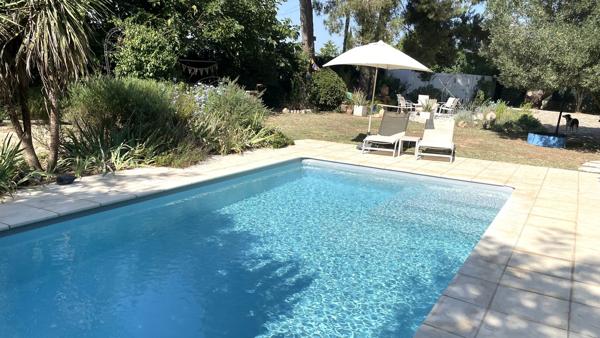 Maison traditionelle à la campagne et à pied du village