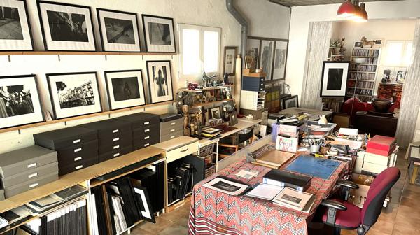 Maison traditionelle à la campagne et à pied du village